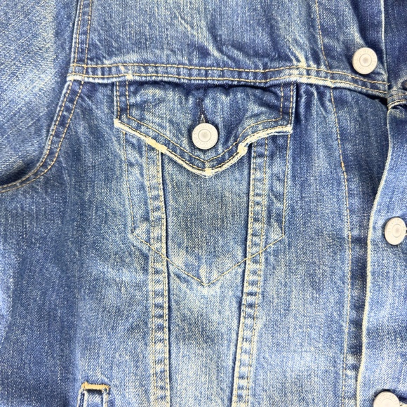 Levi’s Classic Denim Jacket in Dark Blue Wash - Picture 6 of 13